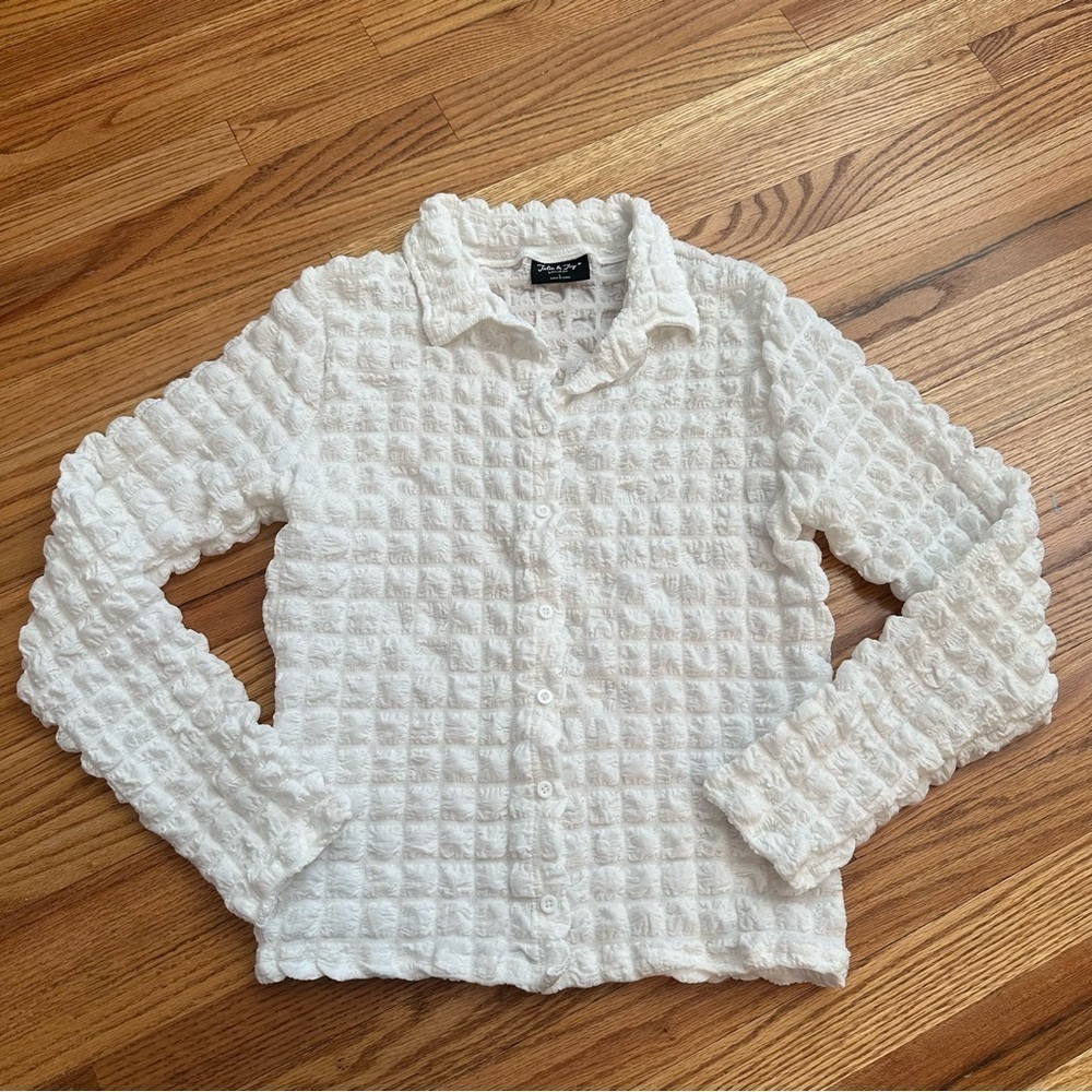 Jolie & Joy White Textured Button Down size L